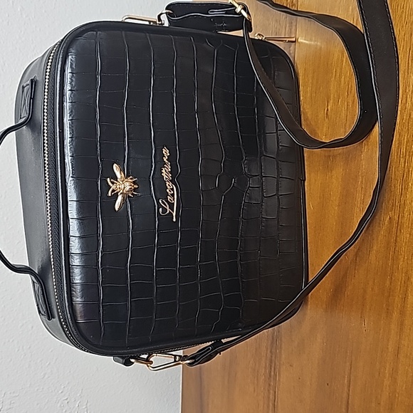 Cosmetic case with a leather detachable shoulder strap. - Picture 7 of 14